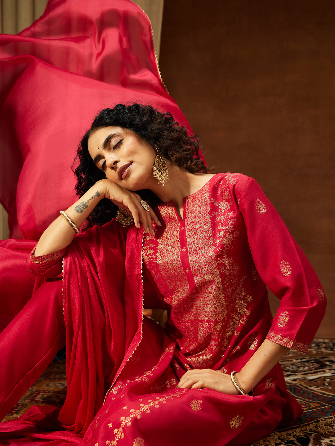 Ninnique Women's Pink Silk Blend Gold Foil Printed Straight Kurta Set