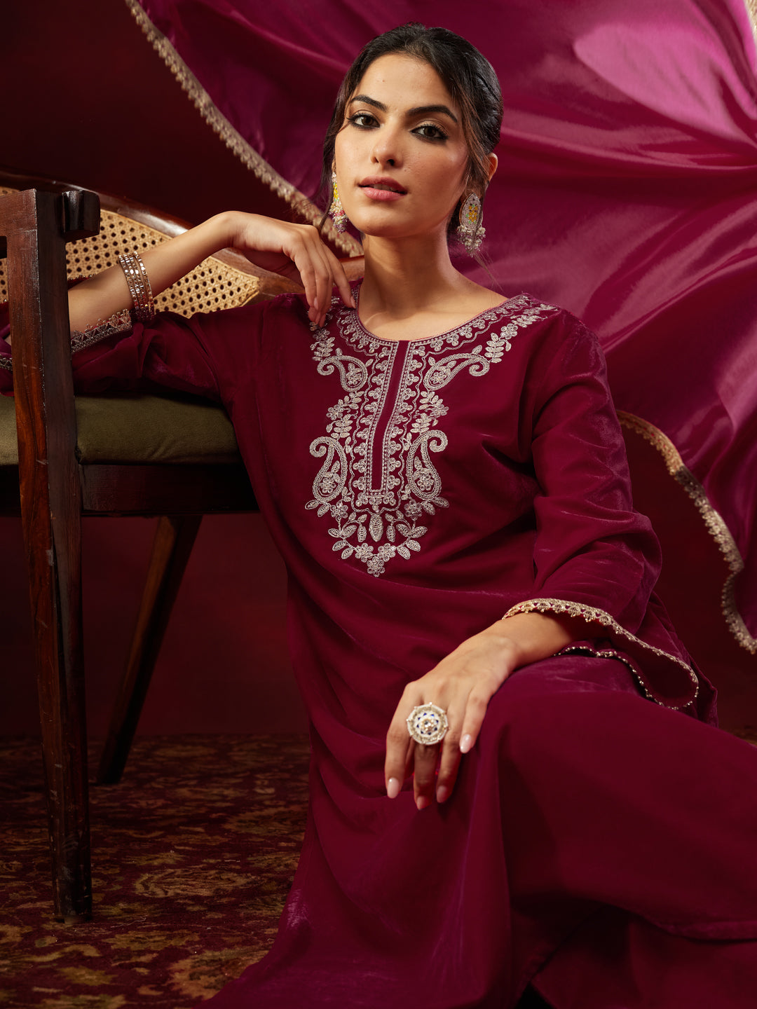 Ninnique Women's Pink Velvet Zari Yoke Embroidered Straight Kurta Set