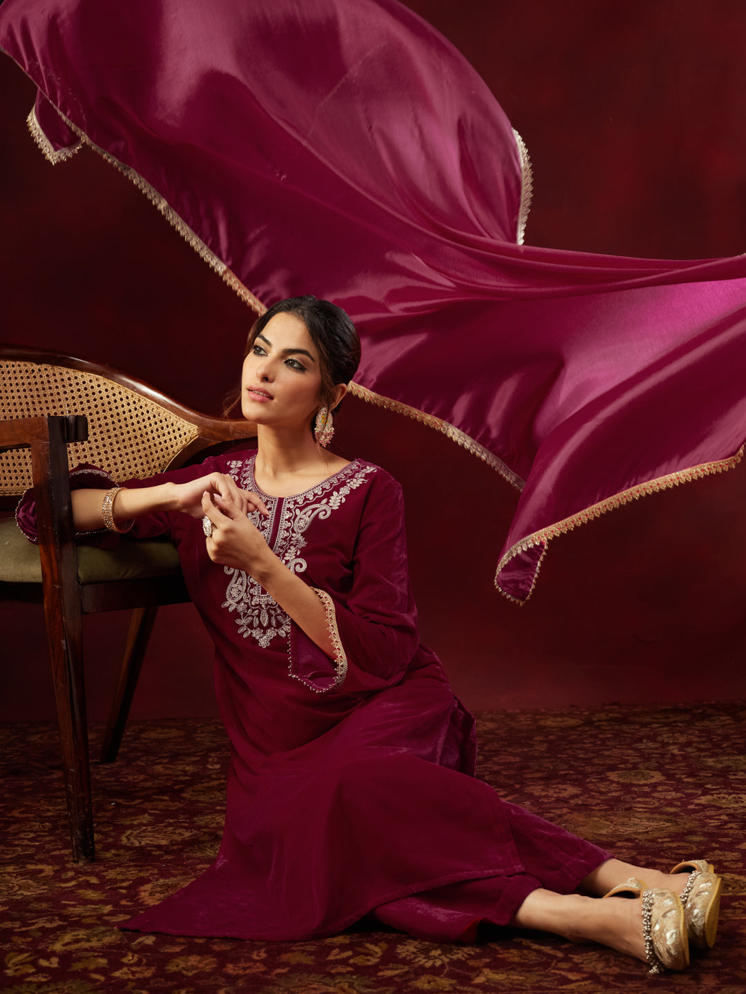 Ninnique Women's Pink Velvet Zari Yoke Embroidered Straight Kurta Set