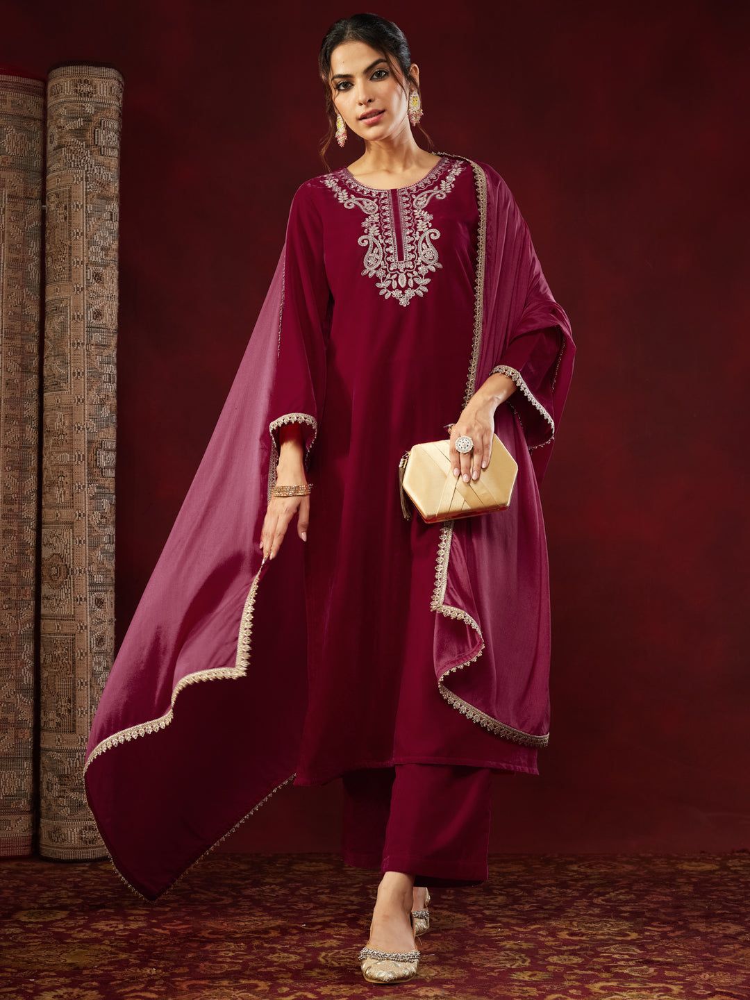 Ninnique Women's Pink Velvet Zari Yoke Embroidered Straight Kurta Set