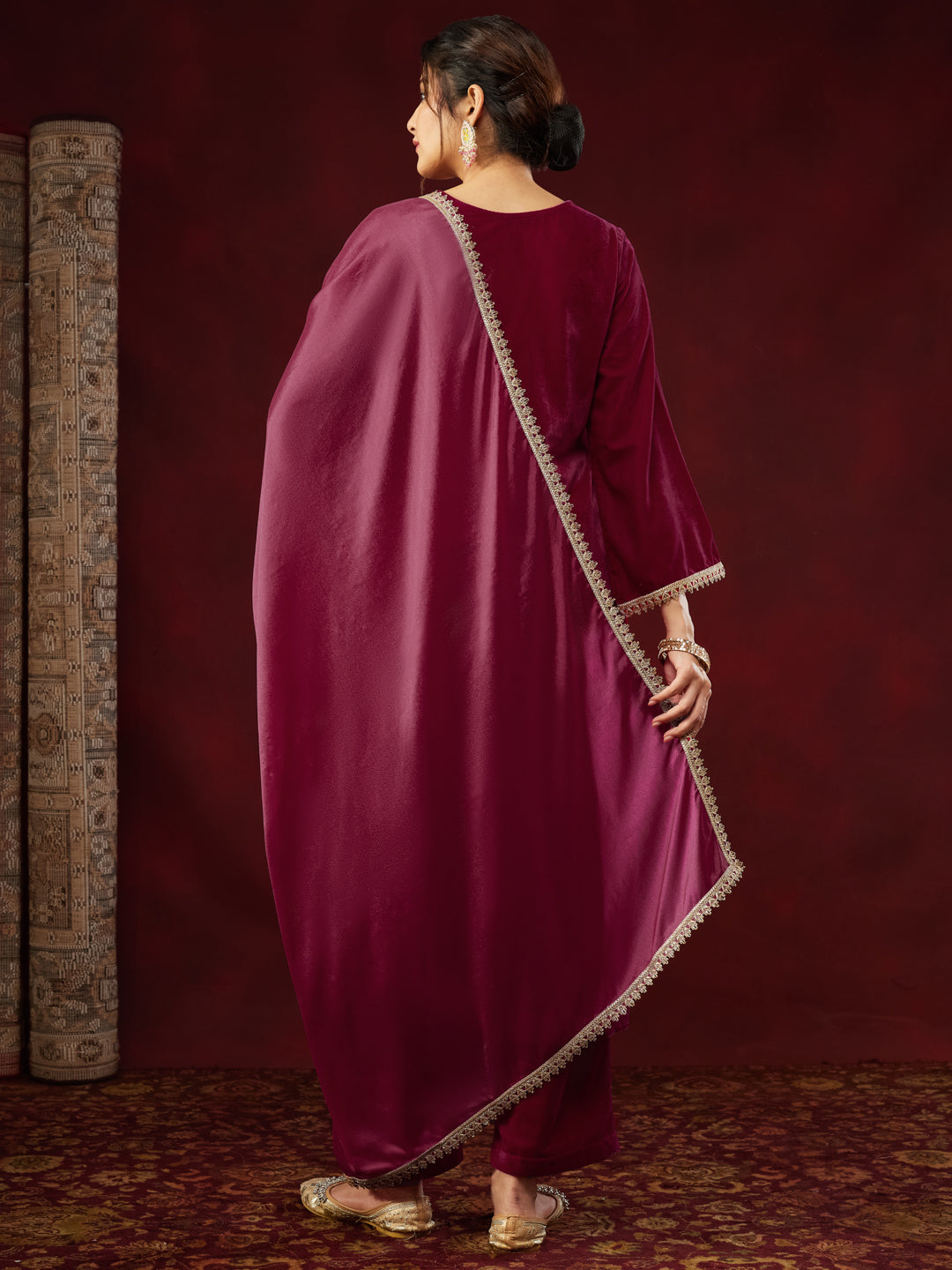 Ninnique Women's Pink Velvet Zari Yoke Embroidered Straight Kurta Set