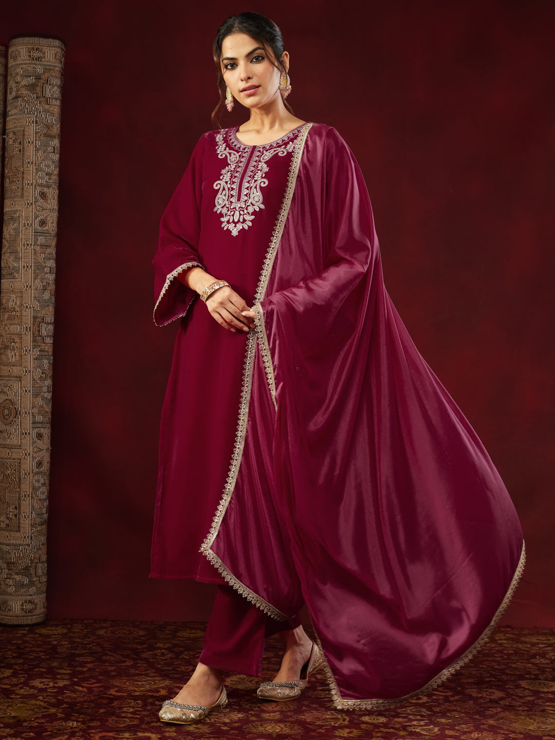 Ninnique Women's Pink Velvet Zari Yoke Embroidered Straight Kurta Set