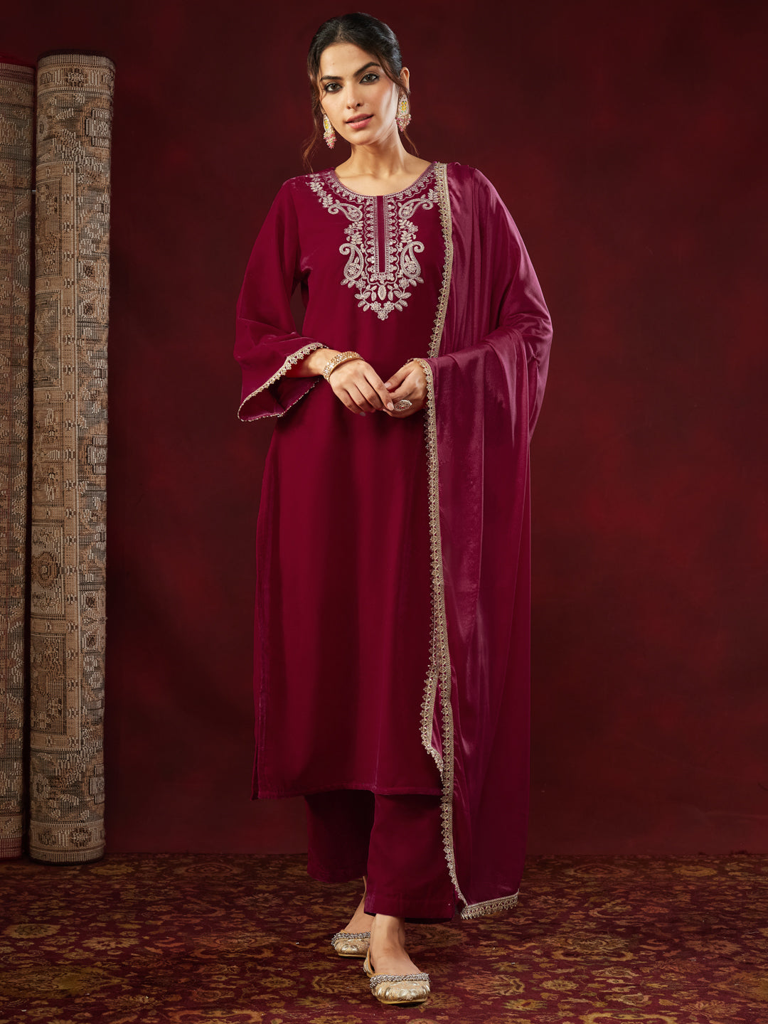 Ninnique Women's Pink Velvet Zari Yoke Embroidered Straight Kurta Set