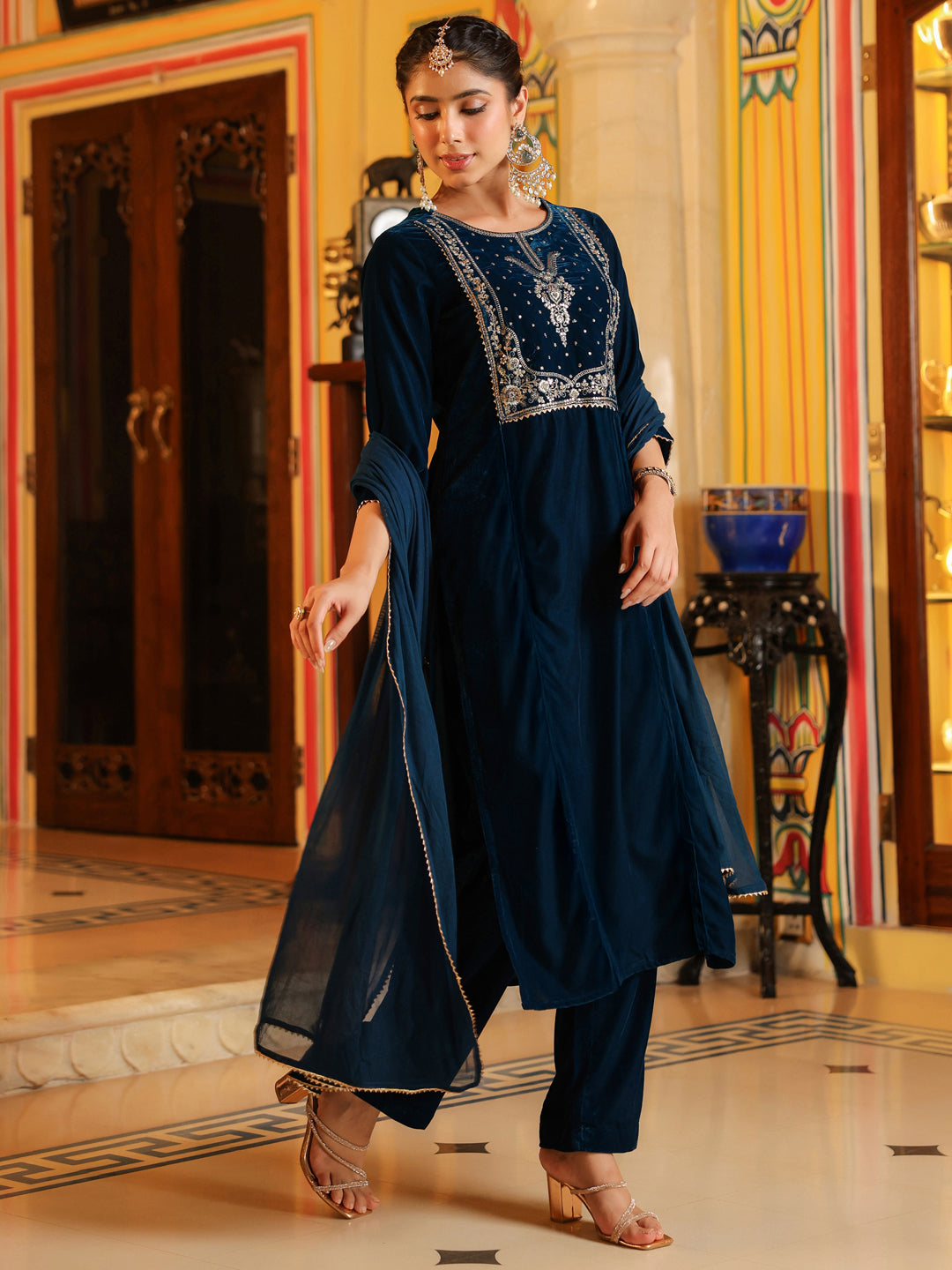 Ninnique Women's Teal Blue Velvet Zari Yoke Embroidered Straight Kurta Set