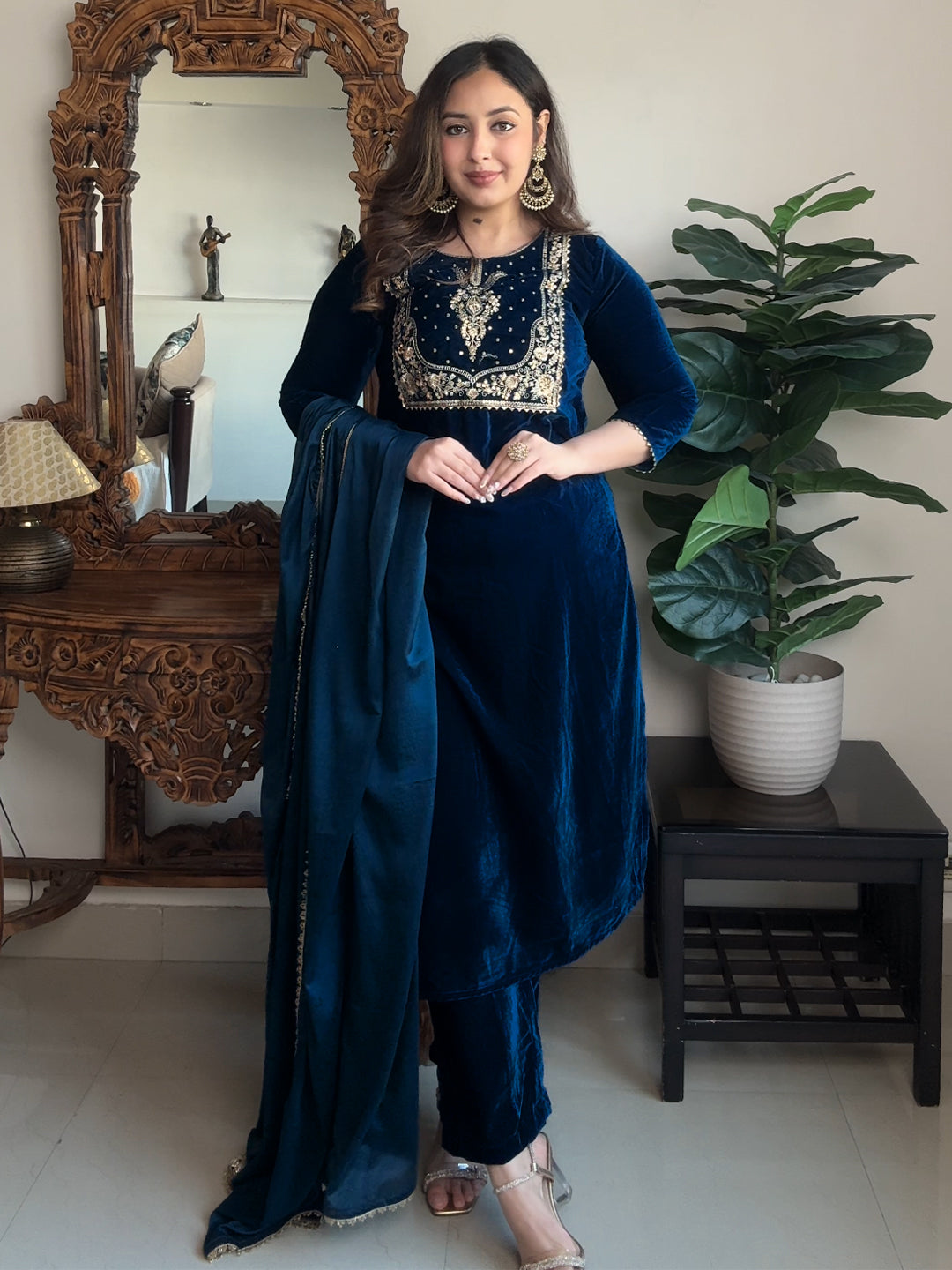 Ninnique Women's Teal Blue Velvet Zari Yoke Embroidered Straight Kurta Set