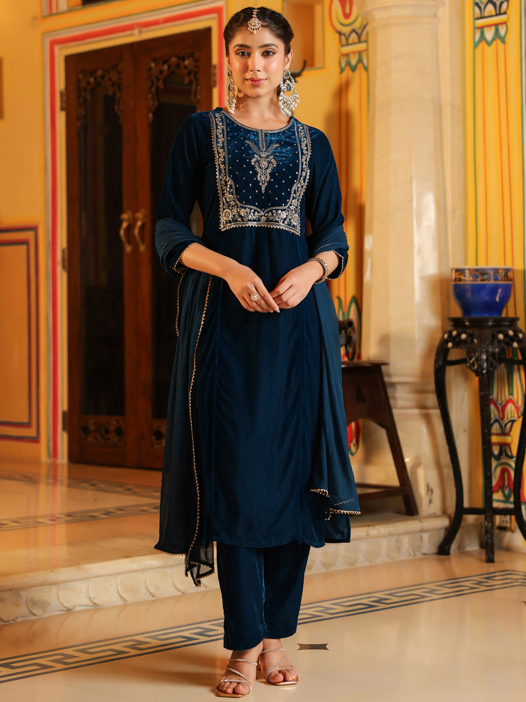 Ninnique Women's Teal Blue Velvet Zari Yoke Embroidered Straight Kurta Set