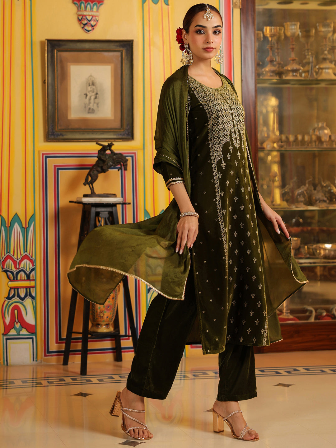 Ninnique Women's Olive Green Velvet Gold Foil Printed Straight Kurta Set