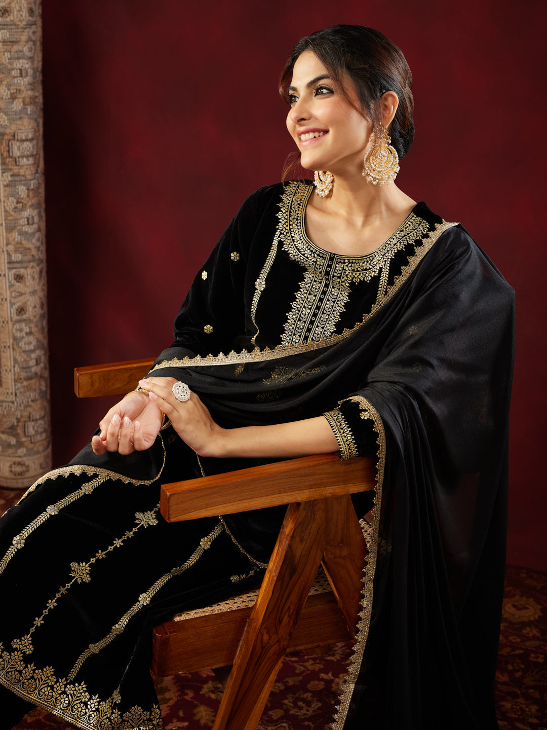 Ninnique Women's Black Velvet Gold Foil Printed Straight Kurta Set