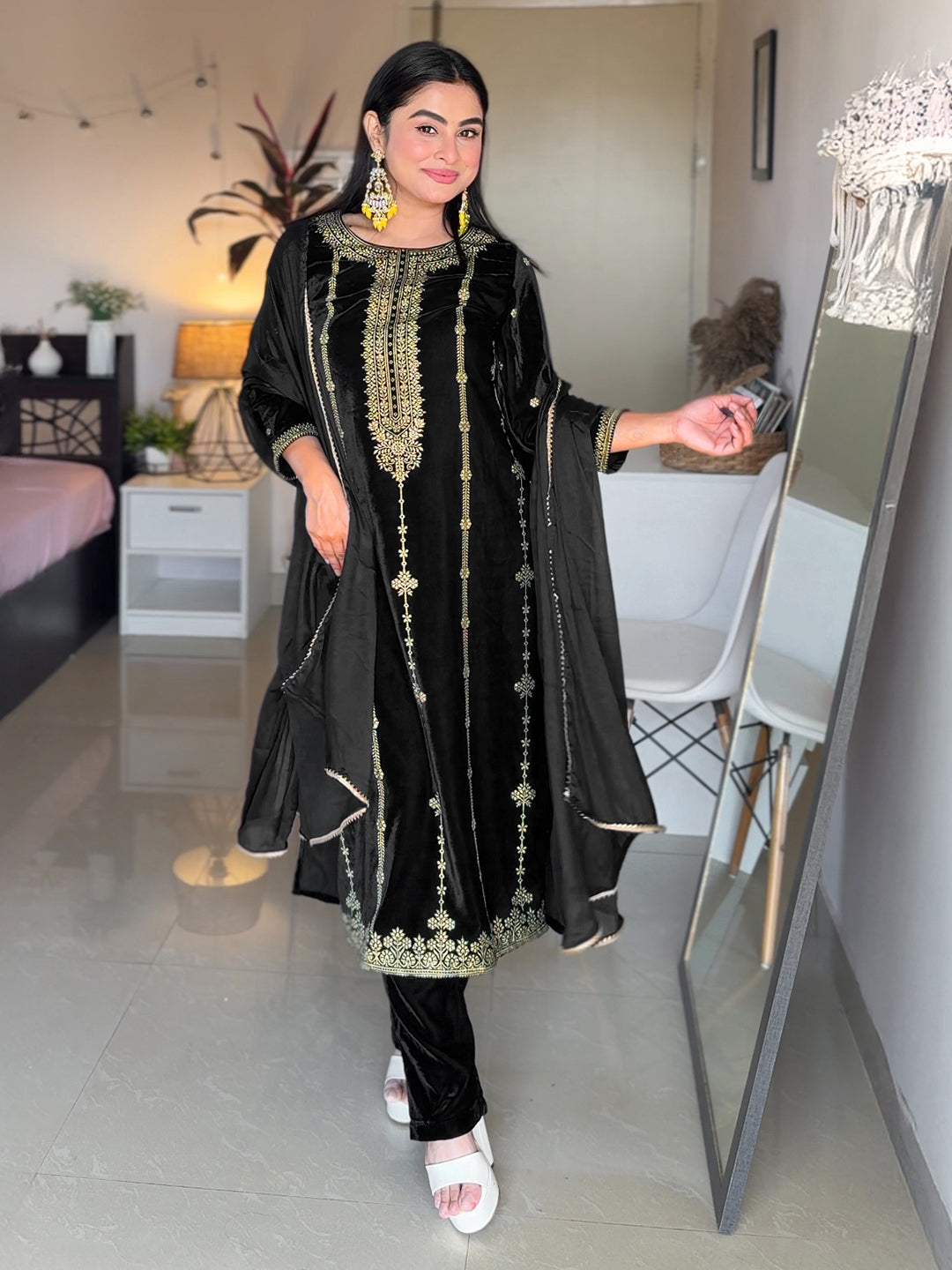 Ninnique Women's Black Velvet Gold Foil Printed Straight Kurta Set