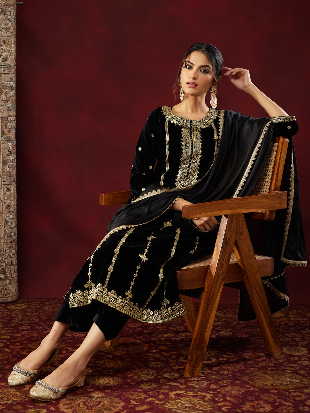 Ninnique Women's Black Velvet Gold Foil Printed Straight Kurta Set