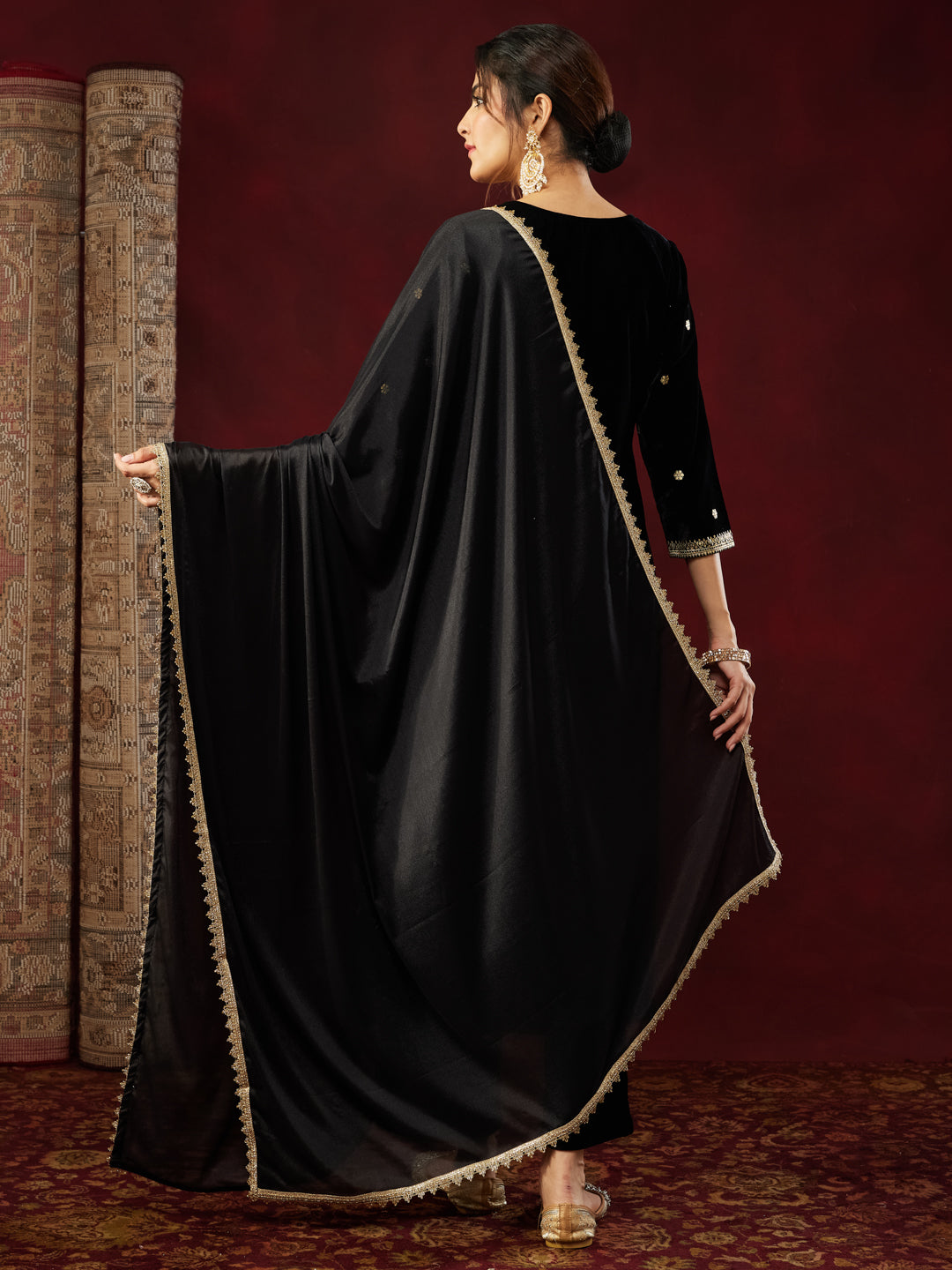 Ninnique Women's Black Velvet Gold Foil Printed Straight Kurta Set