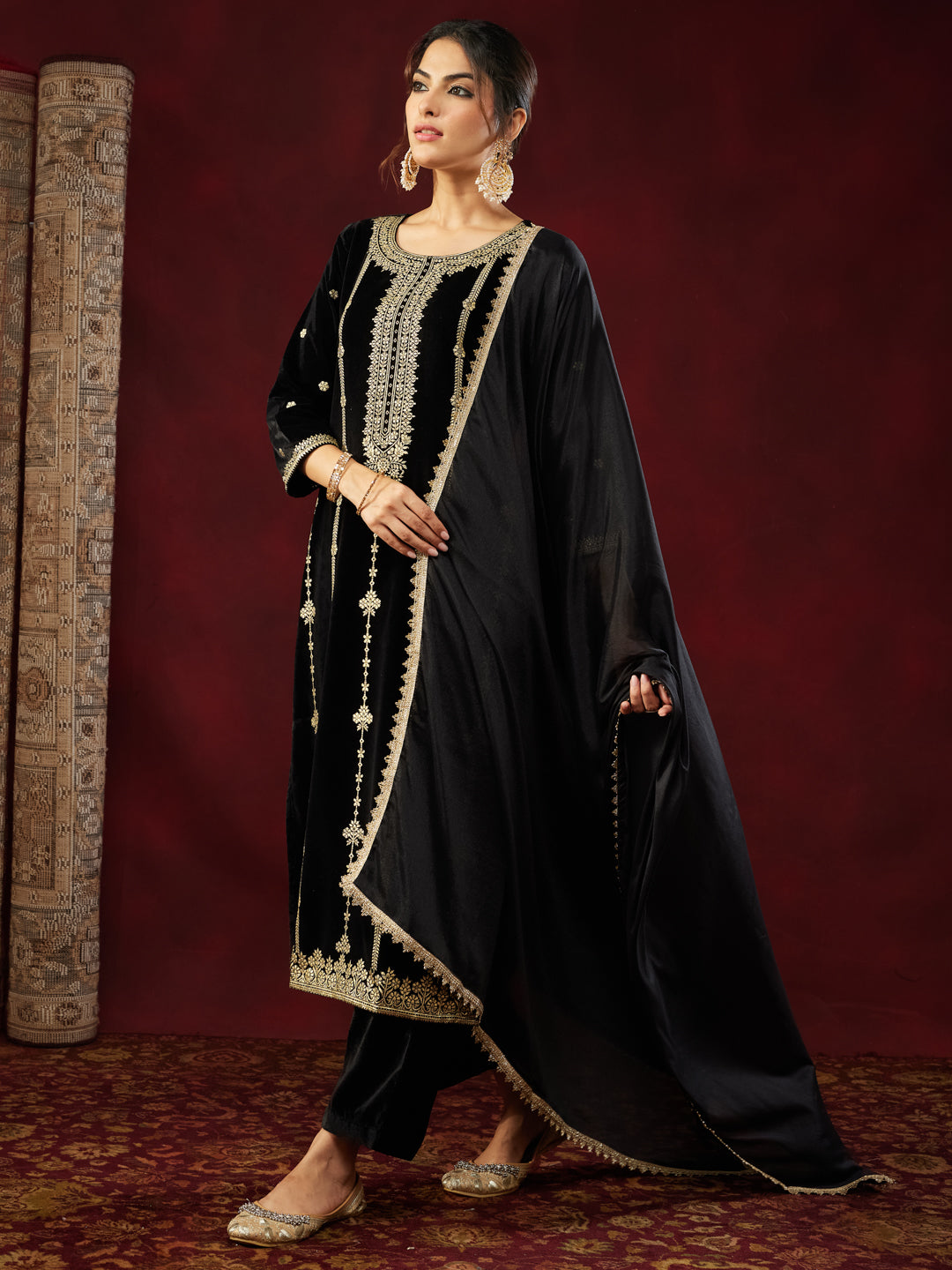 Ninnique Women's Black Velvet Gold Foil Printed Straight Kurta Set