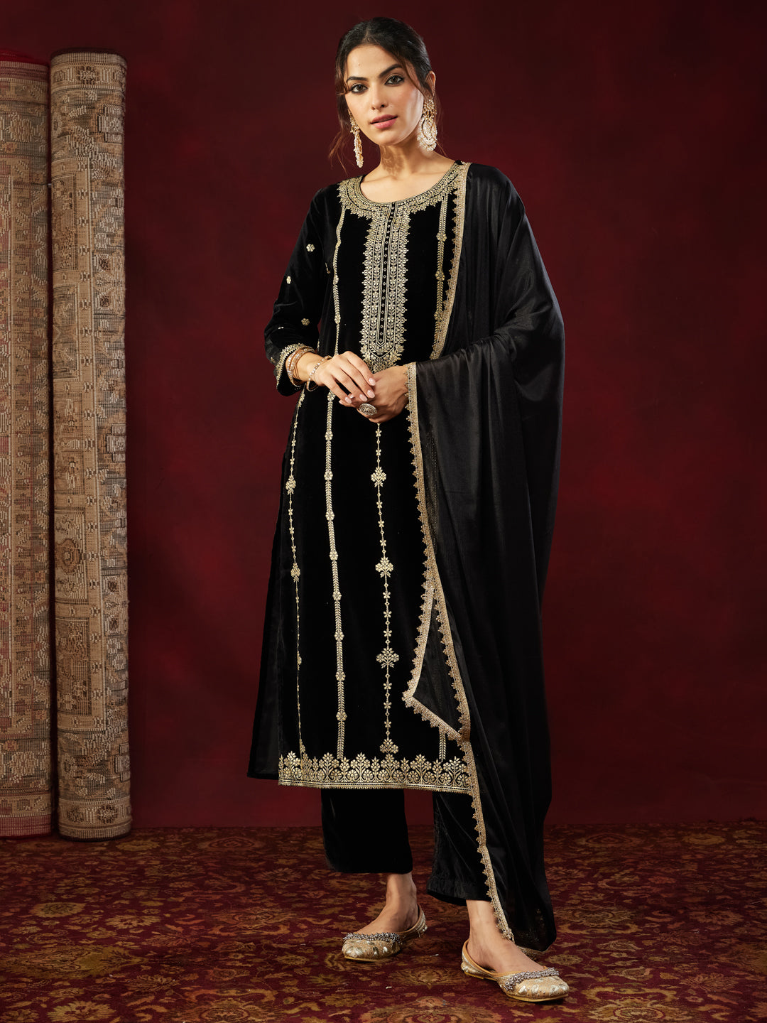 Ninnique Women's Black Velvet Gold Foil Printed Straight Kurta Set