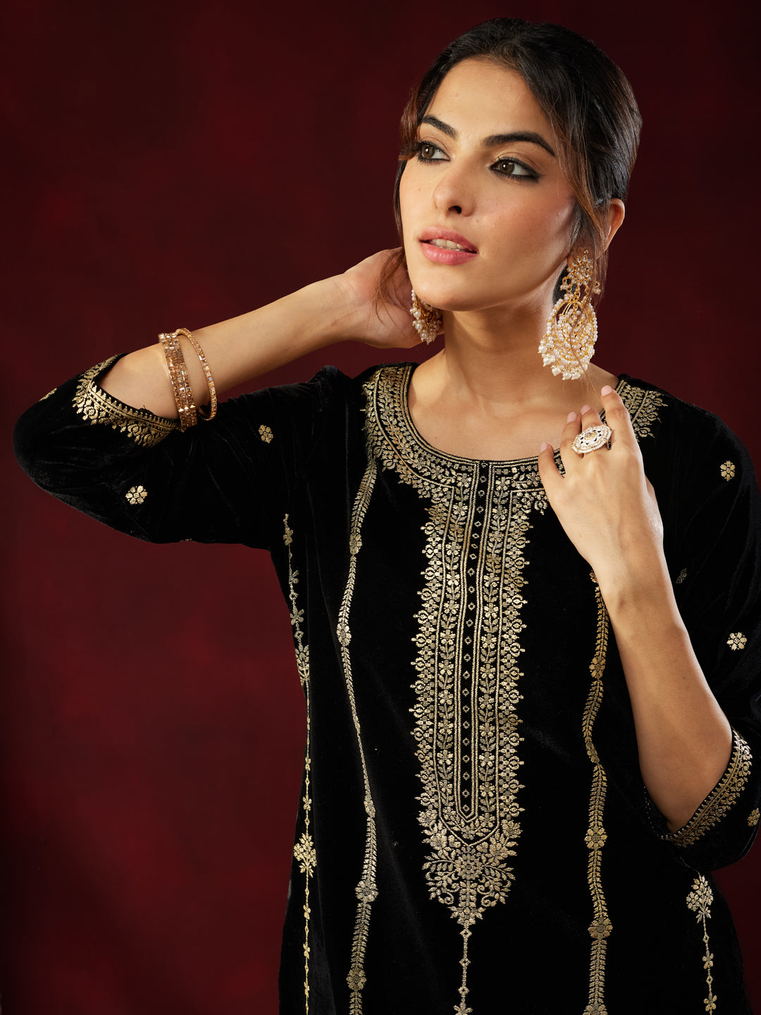 Ninnique Women's Black Velvet Gold Foil Printed Straight Kurta Set