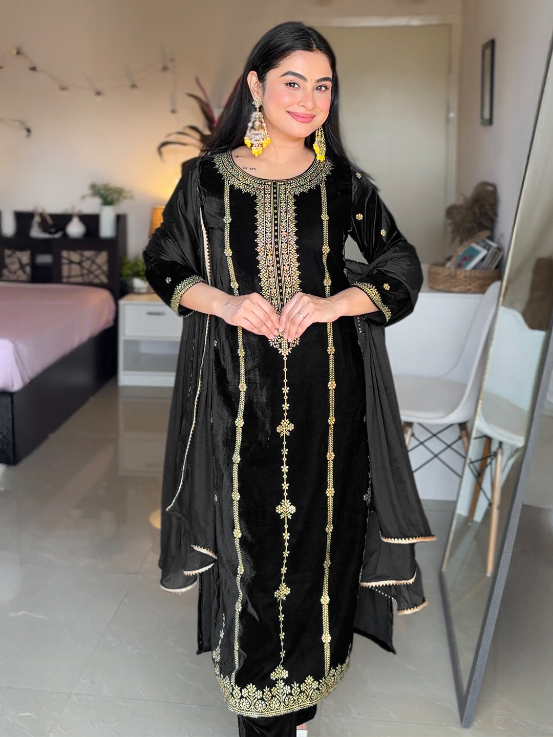 Ninnique Women's Black Velvet Gold Foil Printed Straight Kurta Set