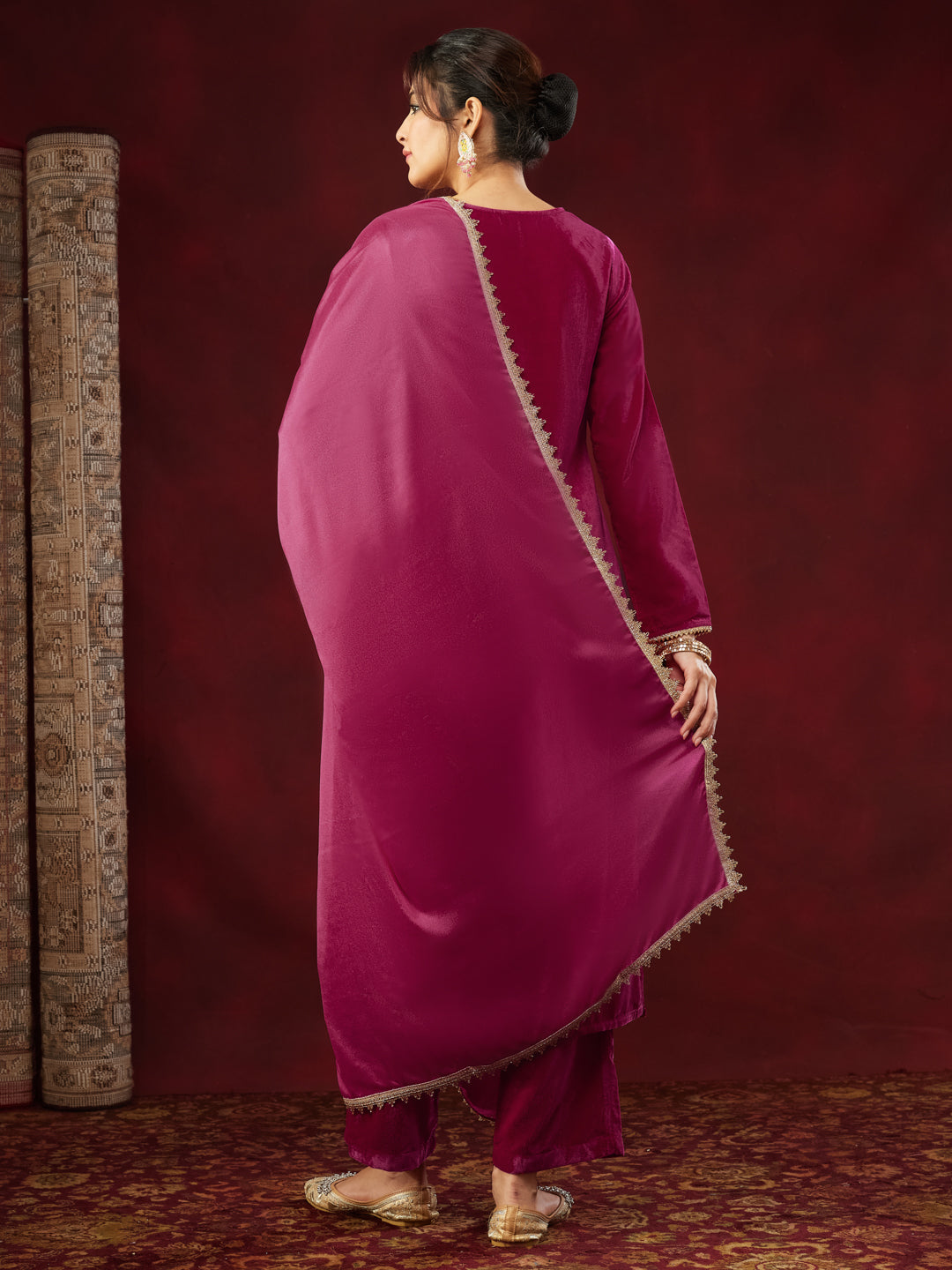 Ninnique Women's Pink Velvet Embellished Straight Kurta Set