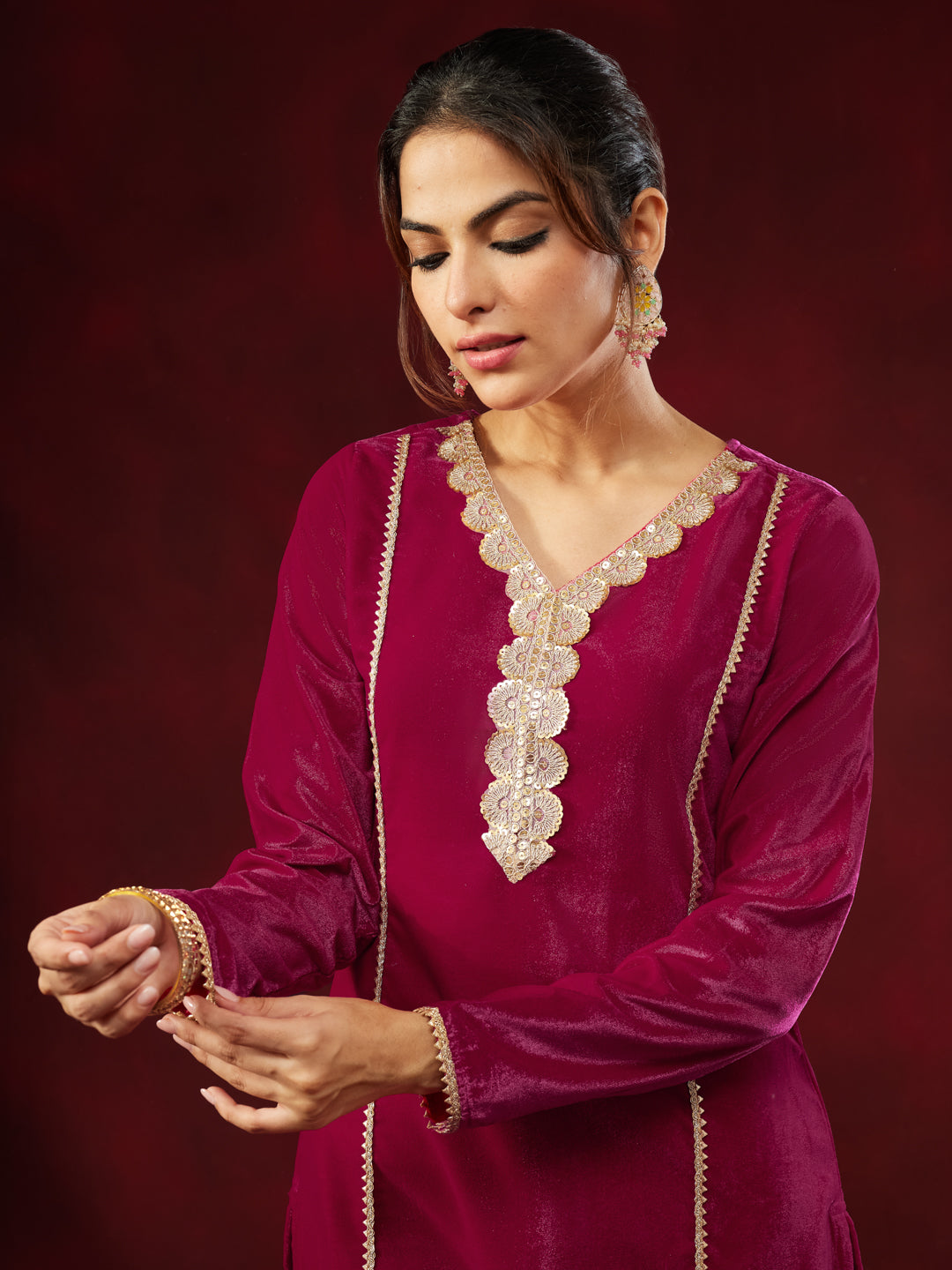 Ninnique Women's Pink Velvet Embellished Straight Kurta Set