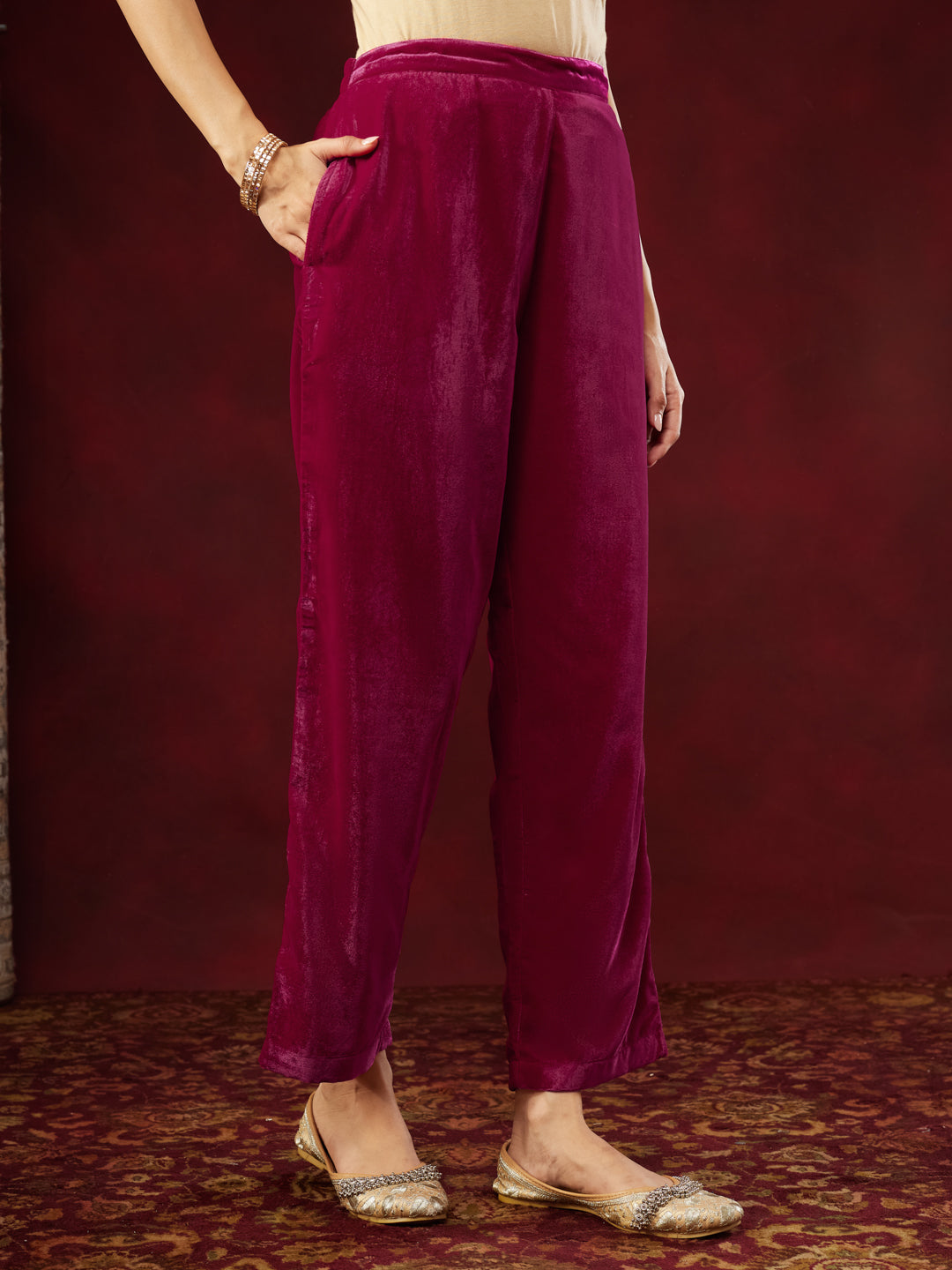 Ninnique Women's Pink Velvet Embellished Straight Kurta Set