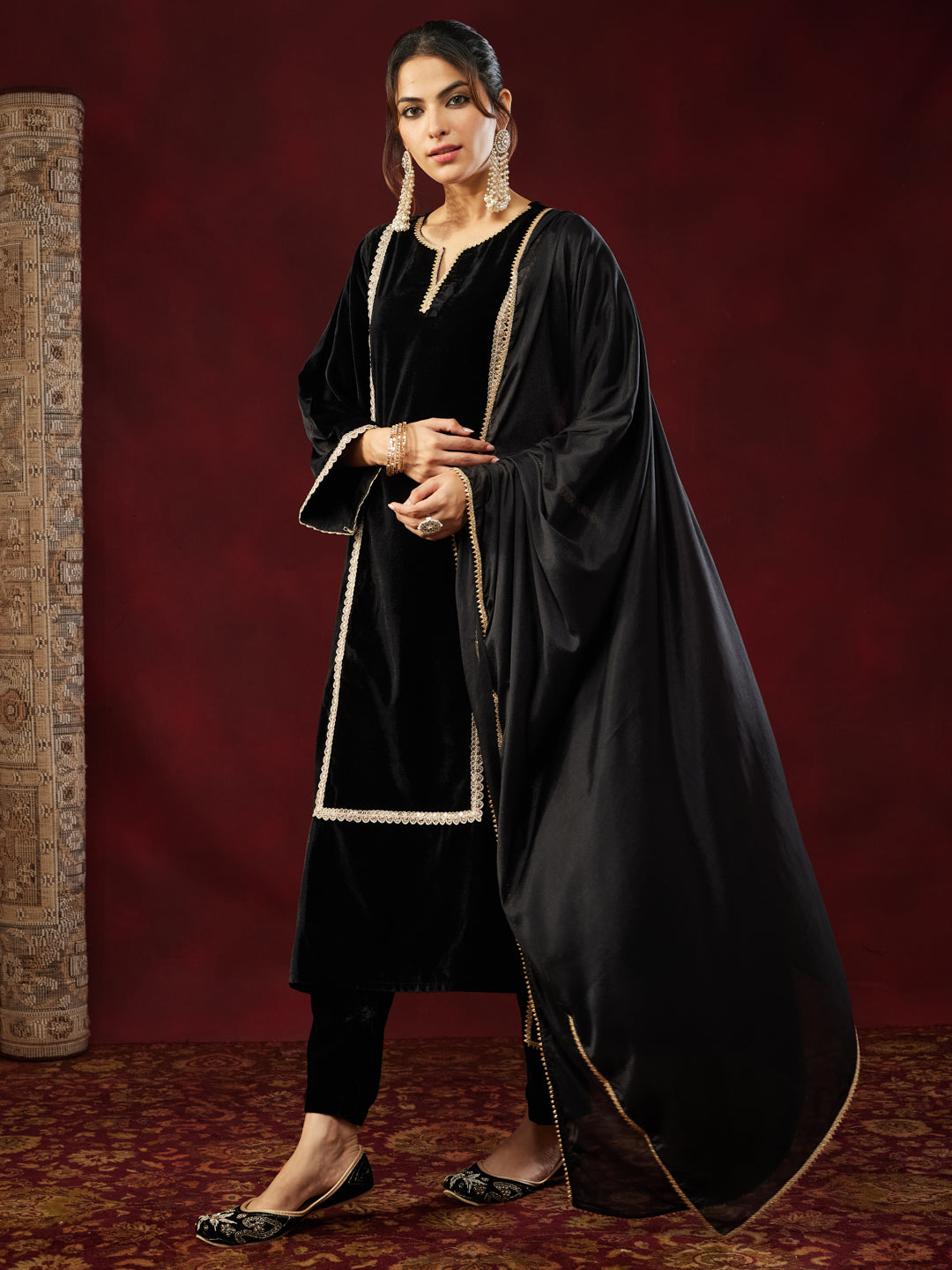Ninnique Women's Black Velvet Embellished Straight Kurta Set