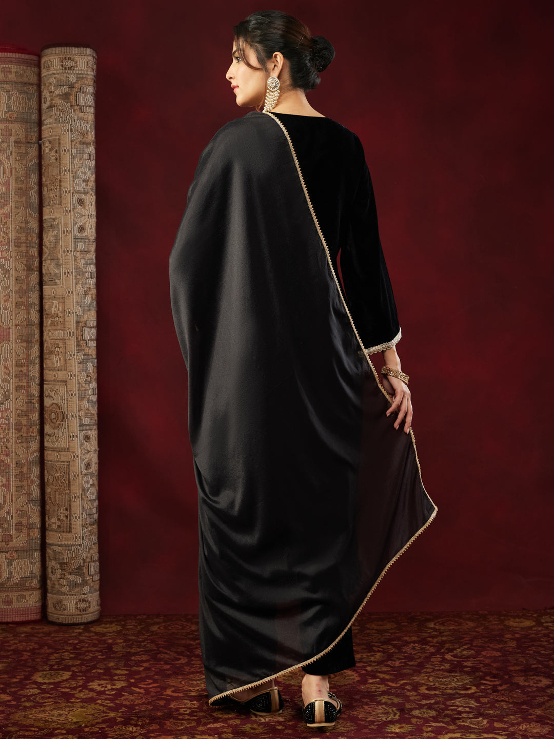 Ninnique Women's Black Velvet Embellished Straight Kurta Set