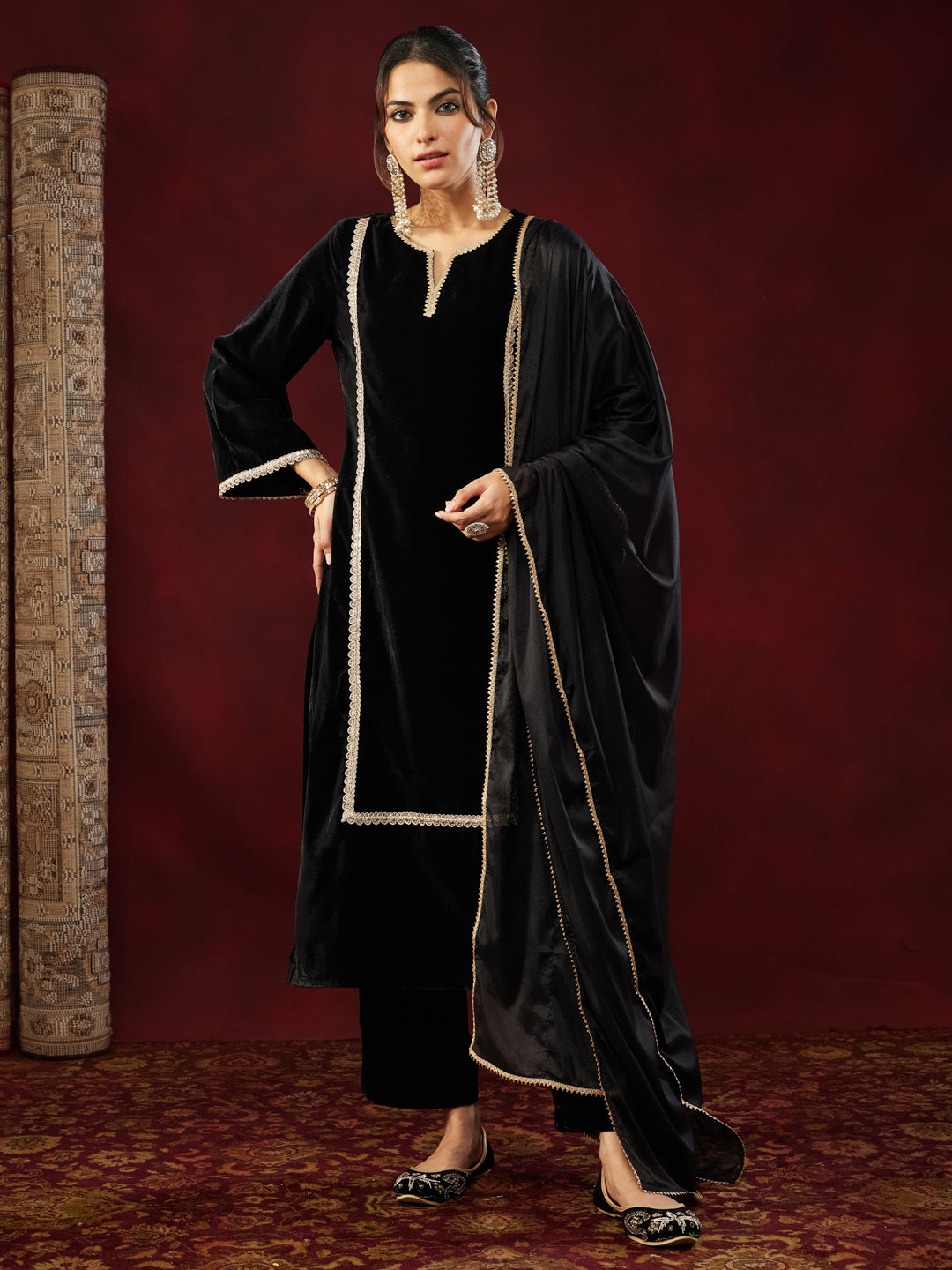 Ninnique Women's Black Velvet Embellished Straight Kurta Set