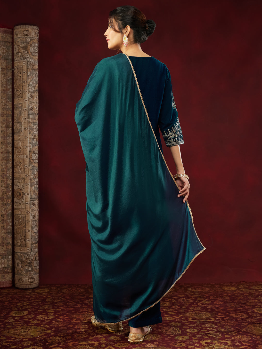Ninnique Women's Teal Blue Velvet Zari Embroidered Straight Kurta Set