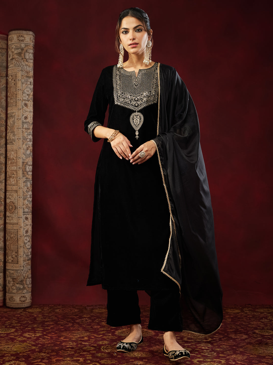 Ninnique Women's Black Velvet Zari Embroidered Straight Kurta Set