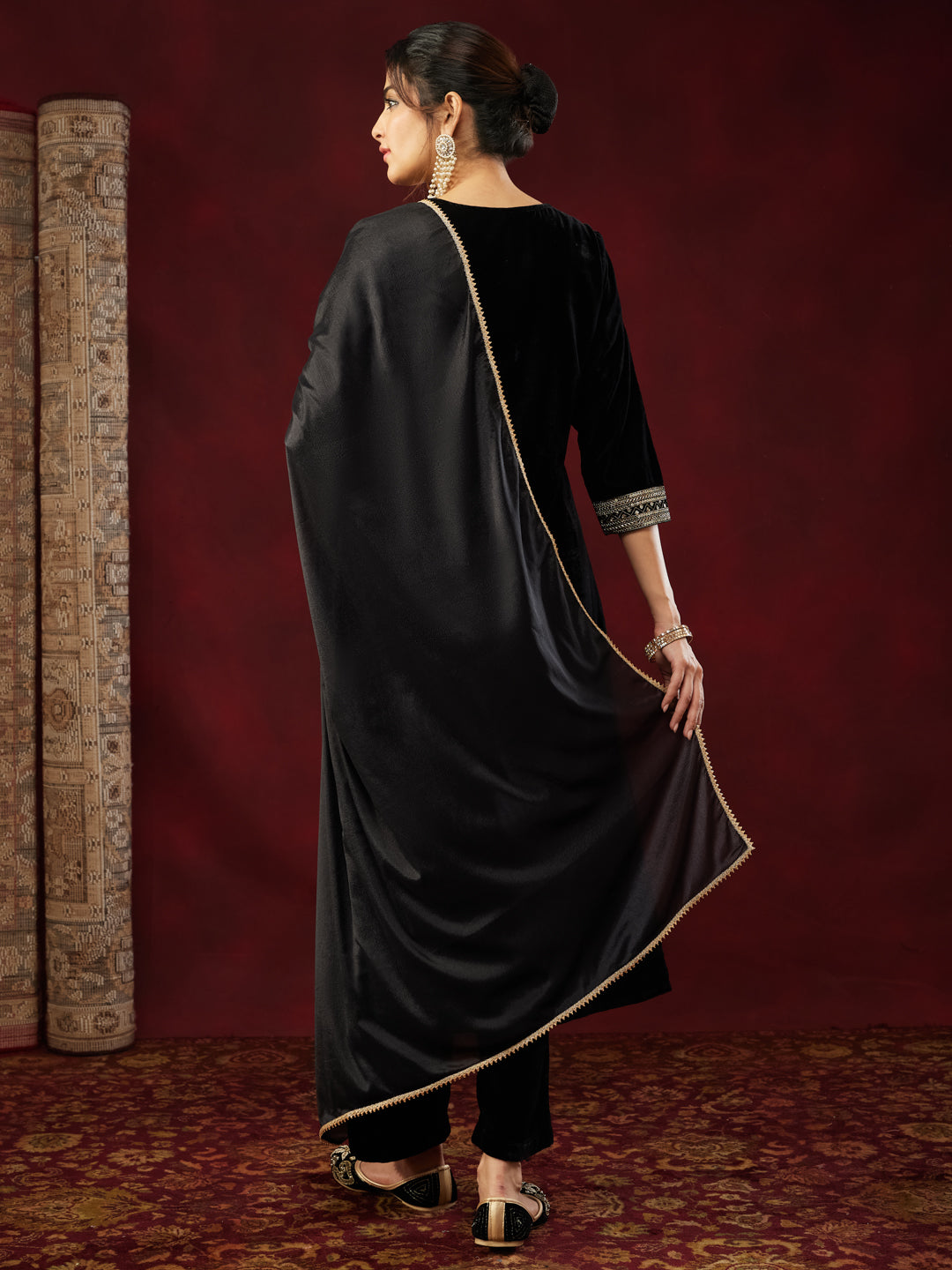 Ninnique Women's Black Velvet Zari Embroidered Straight Kurta Set