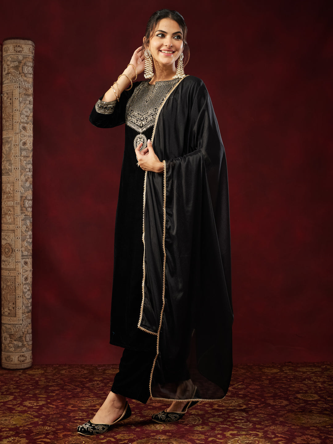 Ninnique Women's Black Velvet Zari Embroidered Straight Kurta Set