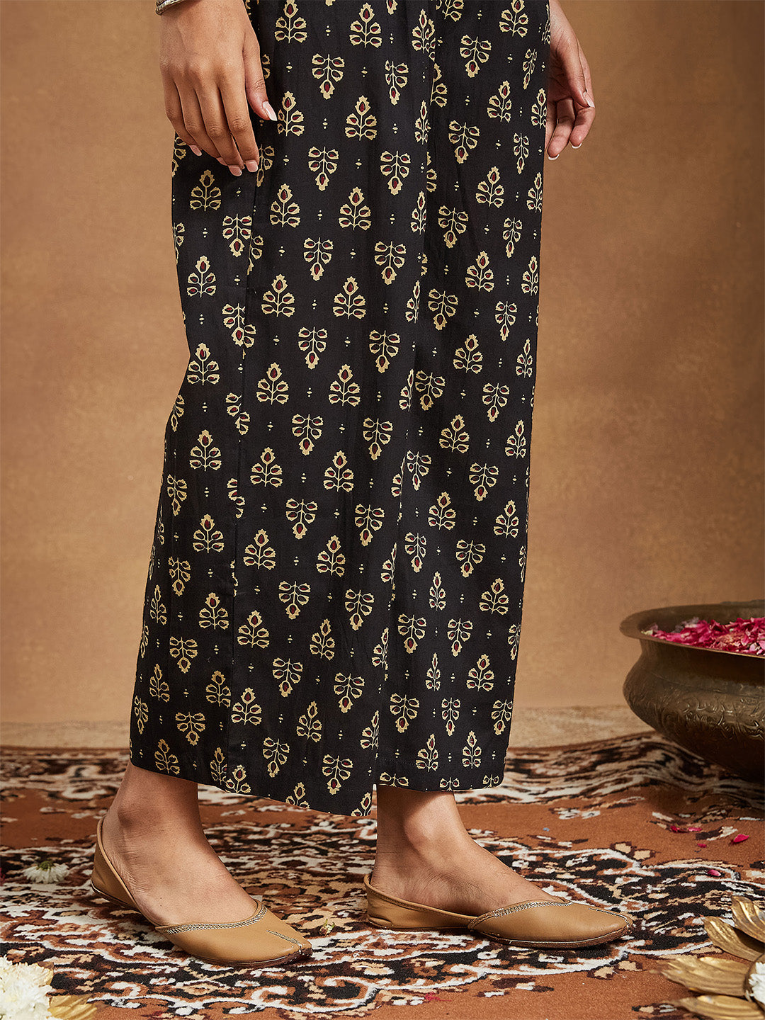 Ninnique Women's Black Cotton Ethnic Motifs Printed Straight Kurta Set