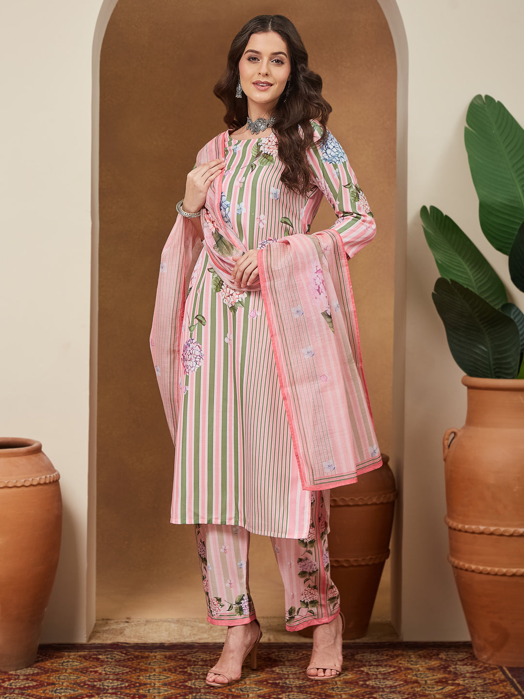 Ninnique Women's Light Pink Cotton Blend Floral Printed Straight Kurta Set
