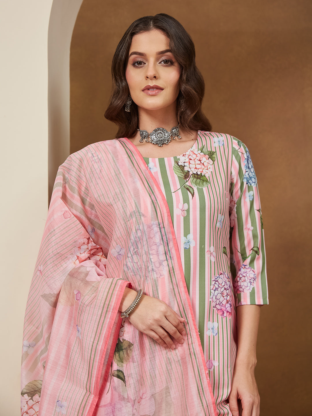 Ninnique Women's Light Pink Cotton Blend Floral Printed Straight Kurta Set