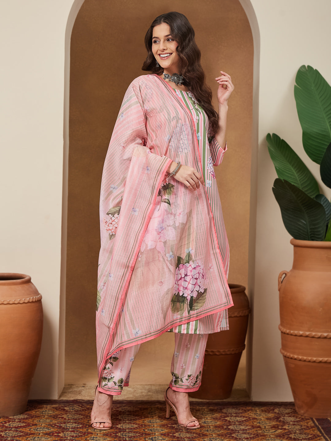 Ninnique Women's Light Pink Cotton Blend Floral Printed Straight Kurta Set