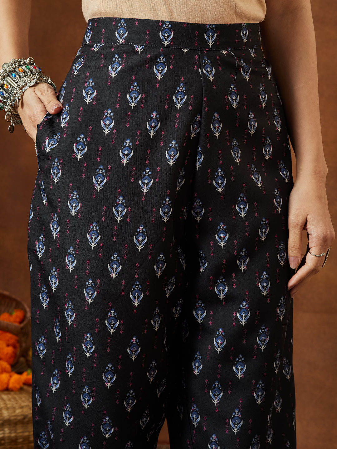 Ninnique Women's Black Cotton Blend Printed Straight Kurta Set