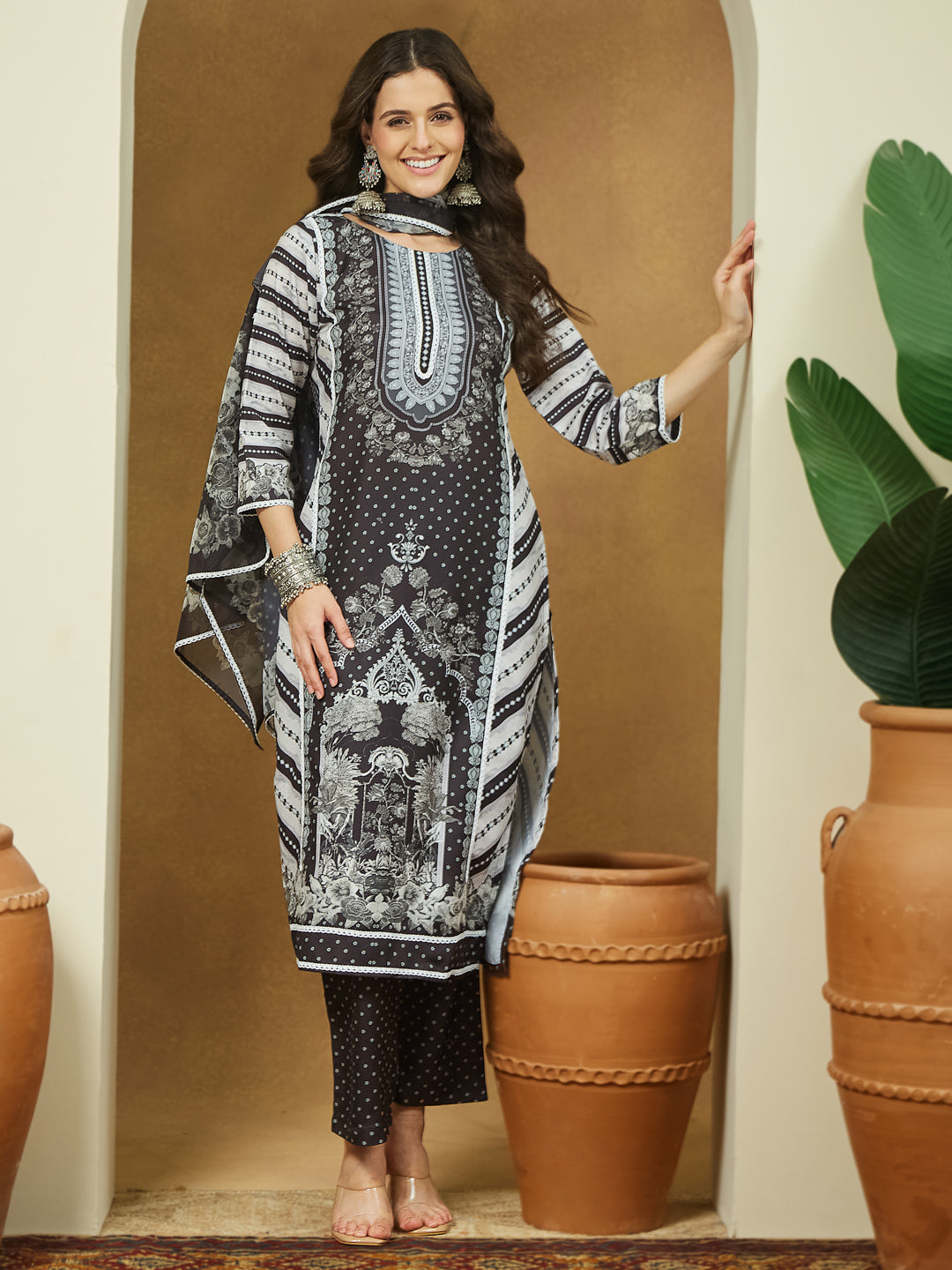 Ninnique Women's Black Cotton Blend Floral Printed Straight Kurta Set