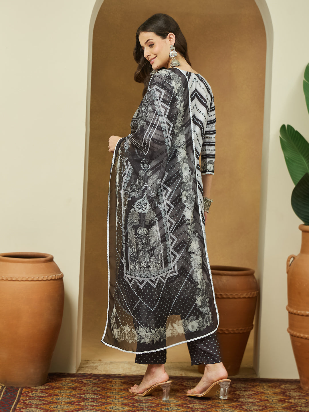 Ninnique Women's Black Cotton Blend Floral Printed Straight Kurta Set