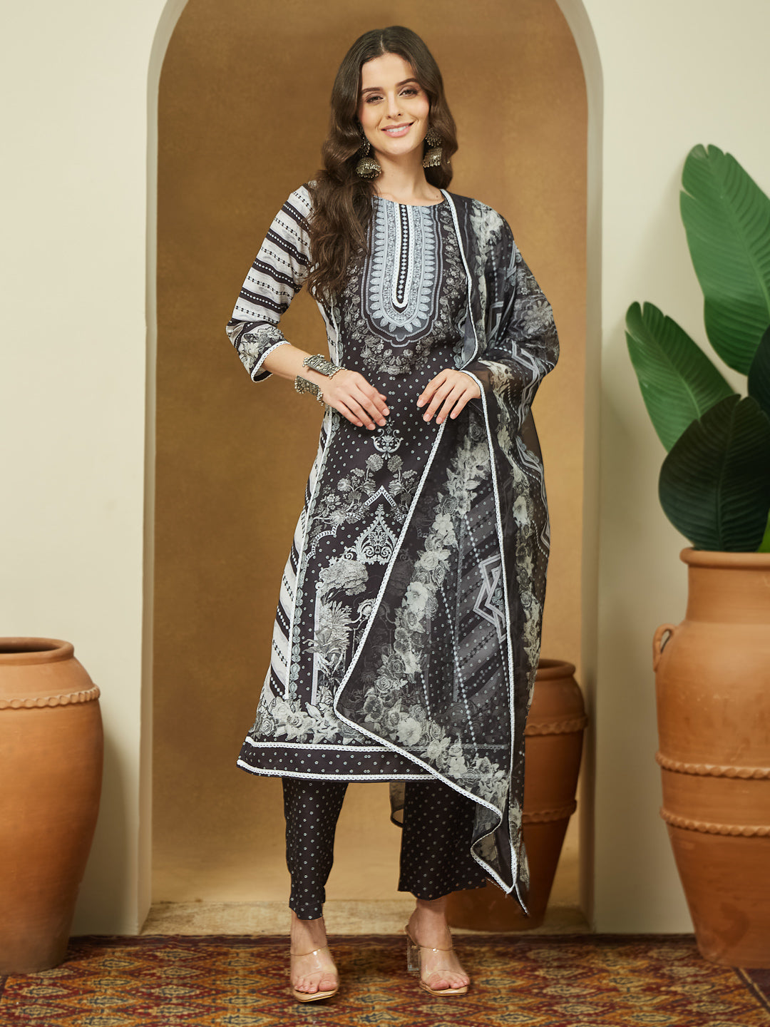 Ninnique Women's Black Cotton Blend Floral Printed Straight Kurta Set
