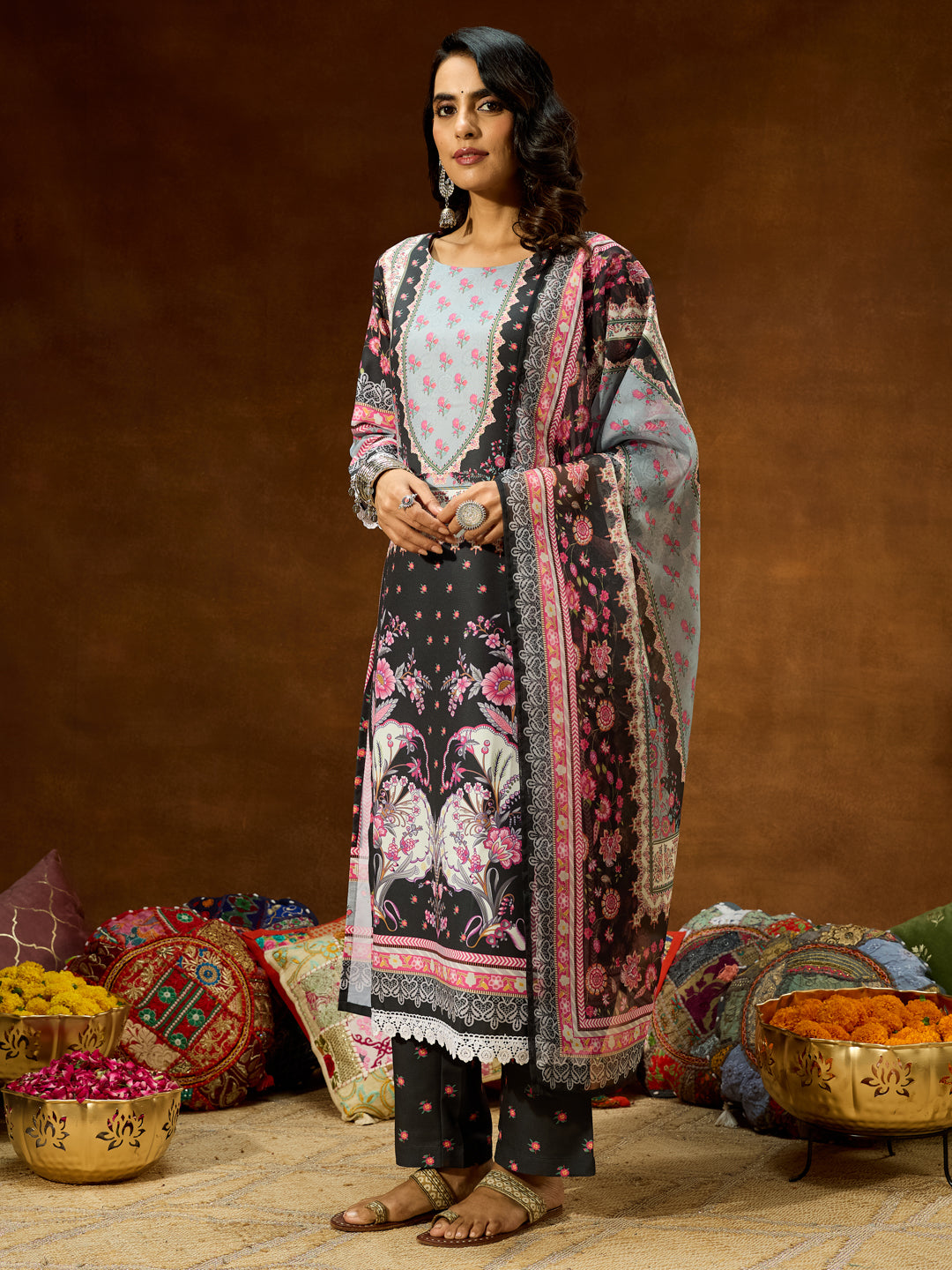 Ninnique Women's Black Cotton Blend Floral Printed Straight Kurta Set